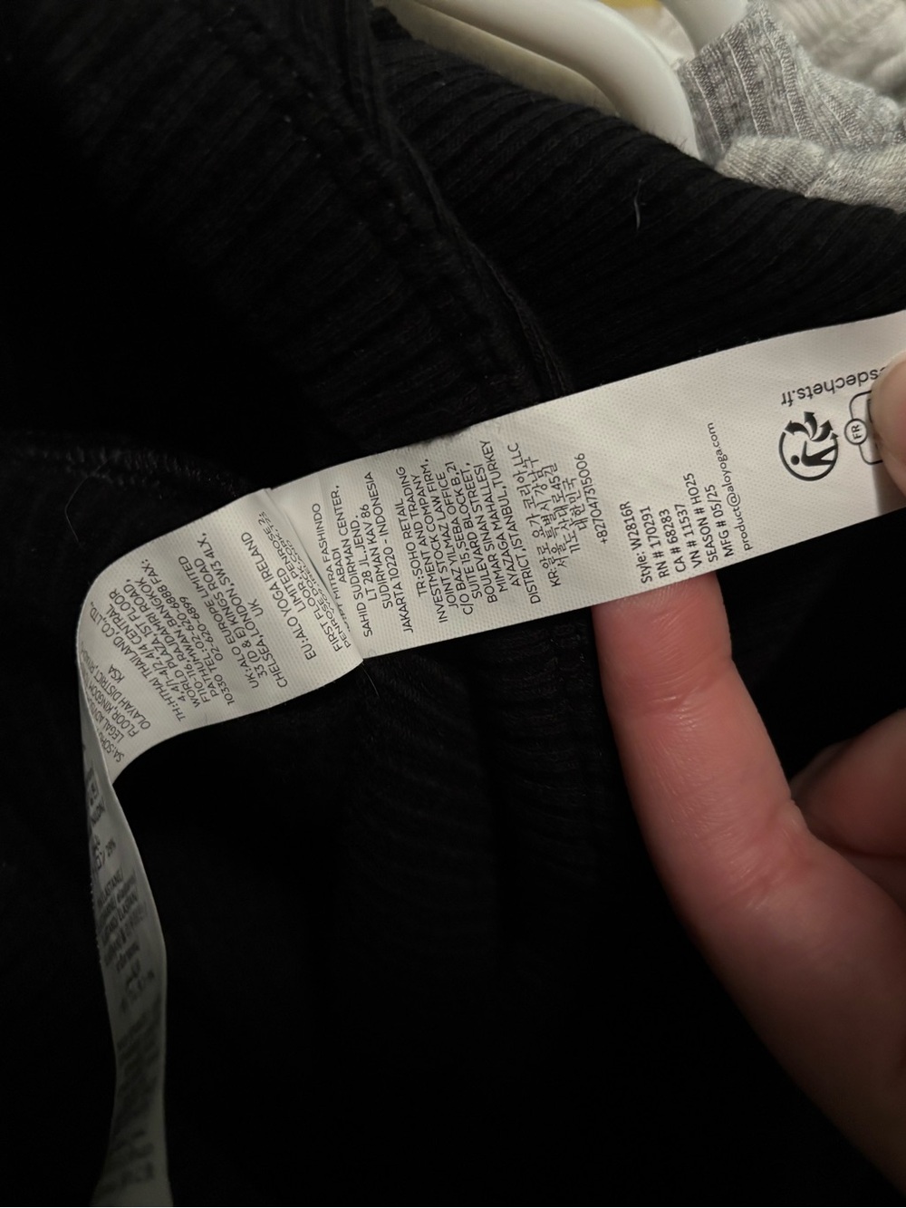 Alo Yoga Seamless Two Tone Rib Hooded Vest - Picture 6 of 9